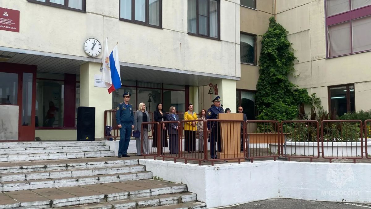 Под вынос знамени!. В такой торжественной обстановке начался новый учебный год для кадетов МЧС России – воспитанников школы имени легендарного спасателя Андрея Рожкова Под вынос знамени!. В такой торжественной обстановке начался новый учебный год для кадетов МЧС России – воспитанников школы имени легендарного спасателя Андрея Рожкова