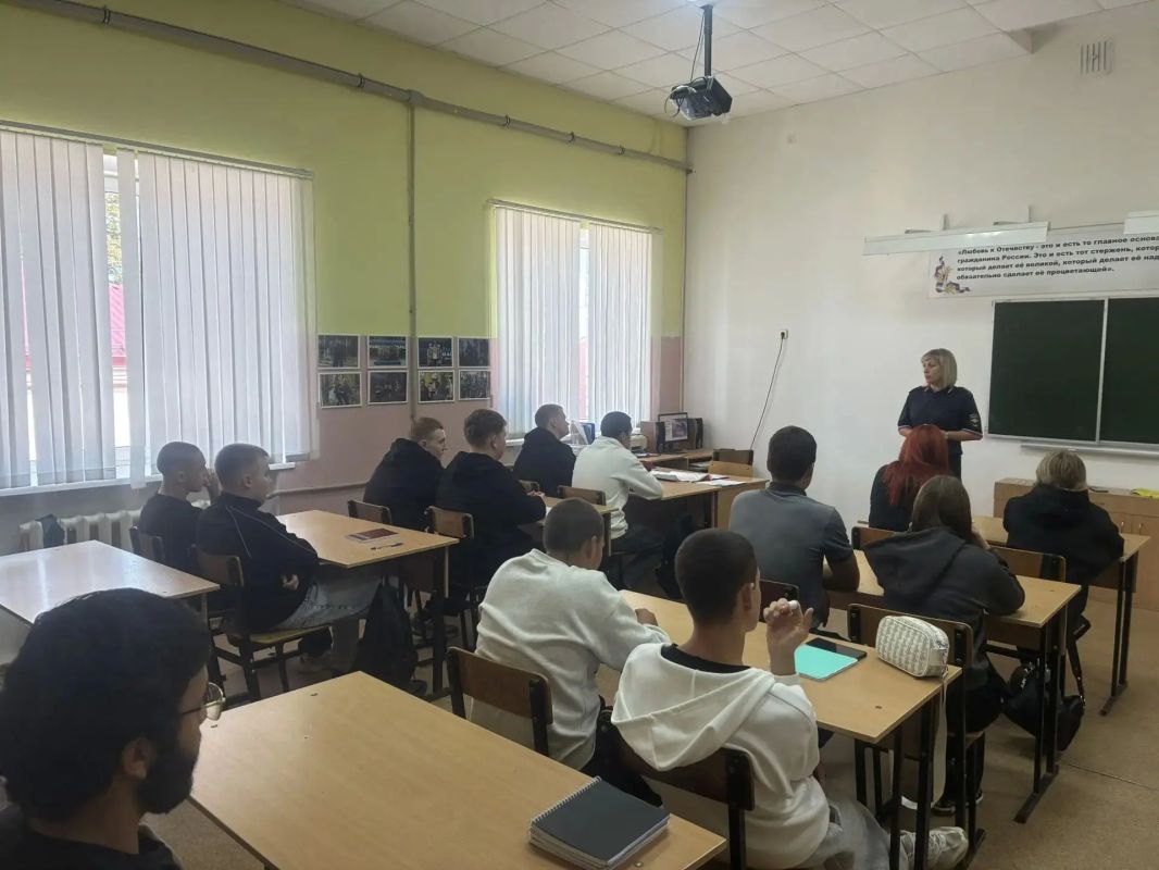 Сотрудники Госавтоинспекции провели информационно-пропагандистскую акцию со студентами Сосновского агропромышленного техникума Сотрудники Госавтоинспекции провели информационно-пропагандистскую акцию со студентами Сосновского агропромышленного техникума