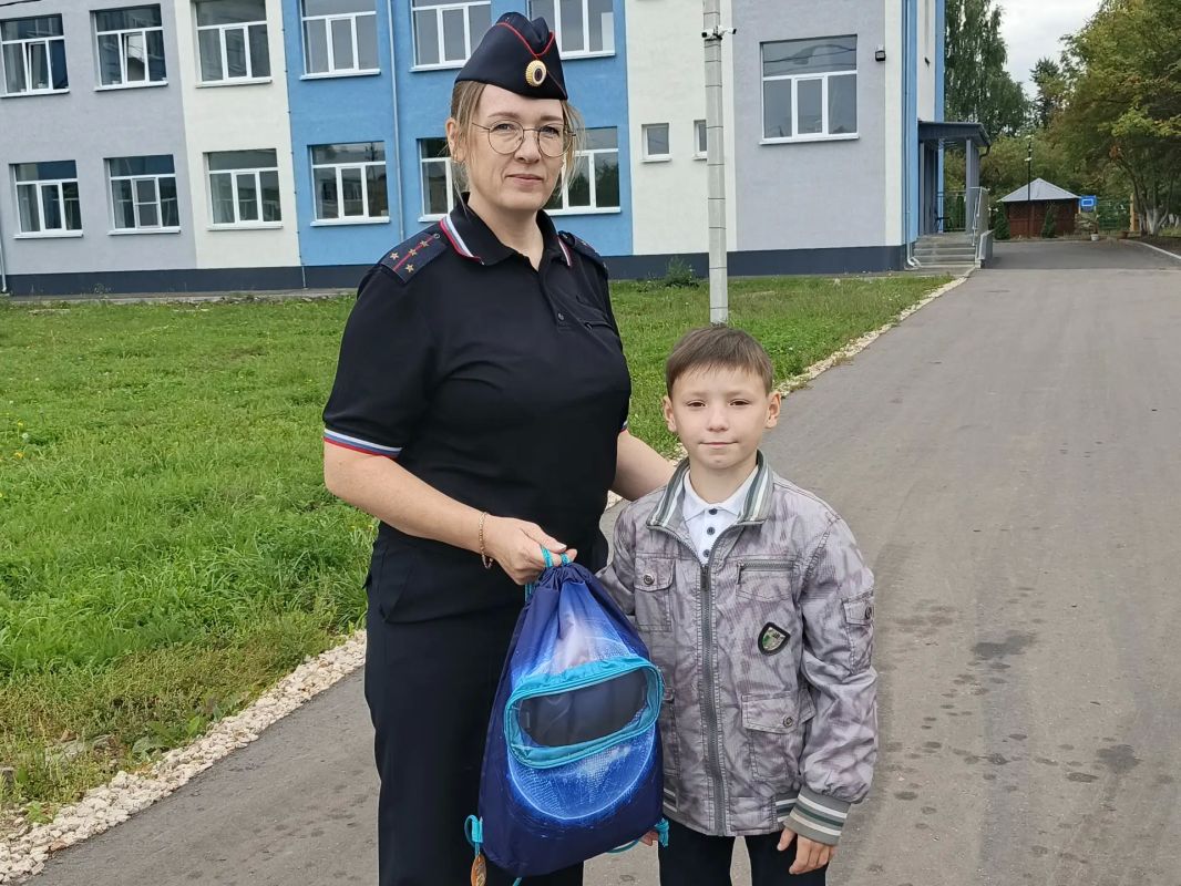 Полицейские Перевозского округа помогли детям собраться в школу Полицейские Перевозского округа помогли детям собраться в школу