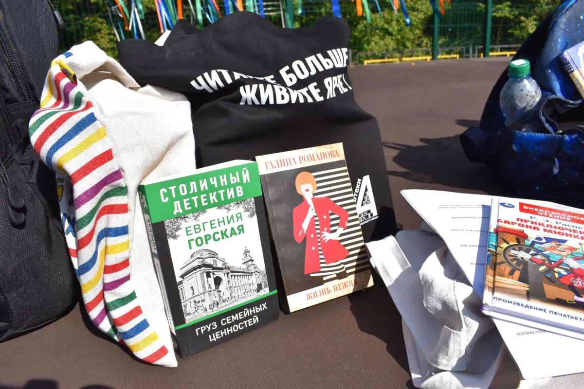 Более 160 книг подарили нижегородцам в рамках Всероссийской акции «Бегущая книга» Более 160 книг подарили нижегородцам в рамках Всероссийской акции «Бегущая книга»