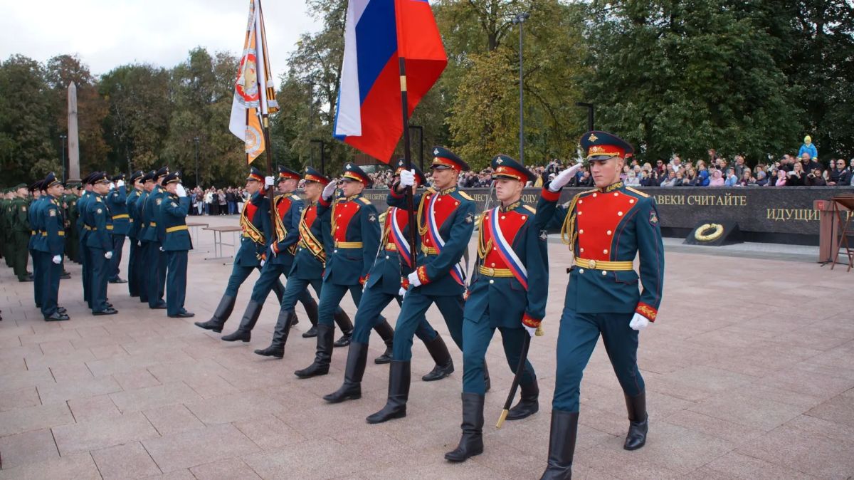 Под звуки праздничных орудий Под звуки праздничных орудий