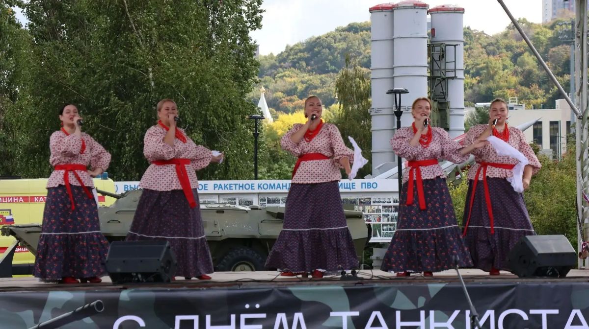 Под звуки праздничных орудий Под звуки праздничных орудий