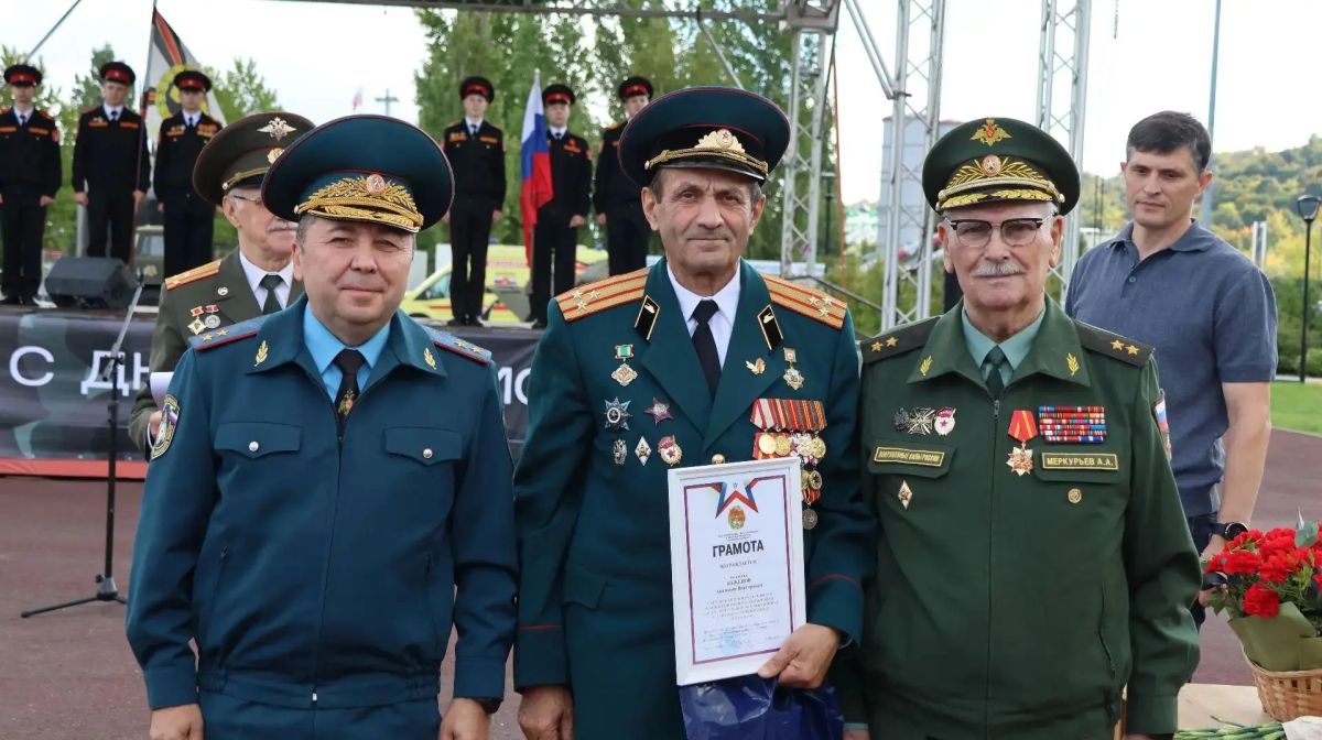 Под звуки праздничных орудий Под звуки праздничных орудий