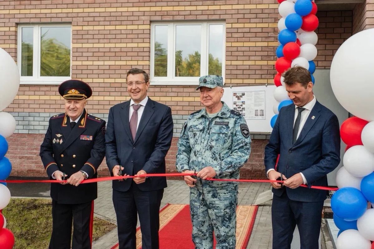 Глеб Никитин: Вручили ключи от 72 служебных квартир в новом жилом доме для сотрудников полиции в Сарове вместе с начальником ГУ МВД России по Нижегородской области Юрием Арсентьевым Глеб Никитин: Вручили ключи от 72 служебных квартир в новом жилом доме для сотрудников полиции в Сарове вместе с начальником ГУ МВД России по Нижегородской области Юрием Арсентьевым