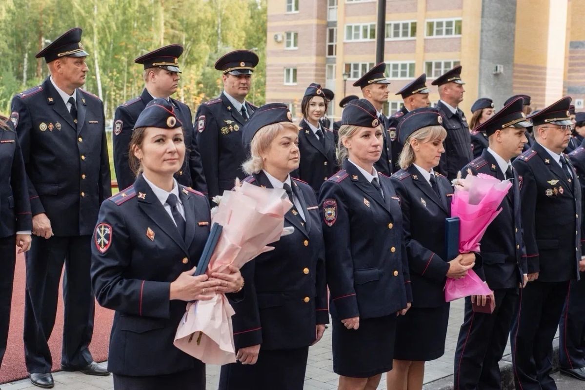 Глеб Никитин: Вручили ключи от 72 служебных квартир в новом жилом доме для сотрудников полиции в Сарове вместе с начальником ГУ МВД России по Нижегородской области Юрием Арсентьевым Глеб Никитин: Вручили ключи от 72 служебных квартир в новом жилом доме для сотрудников полиции в Сарове вместе с начальником ГУ МВД России по Нижегородской области Юрием Арсентьевым
