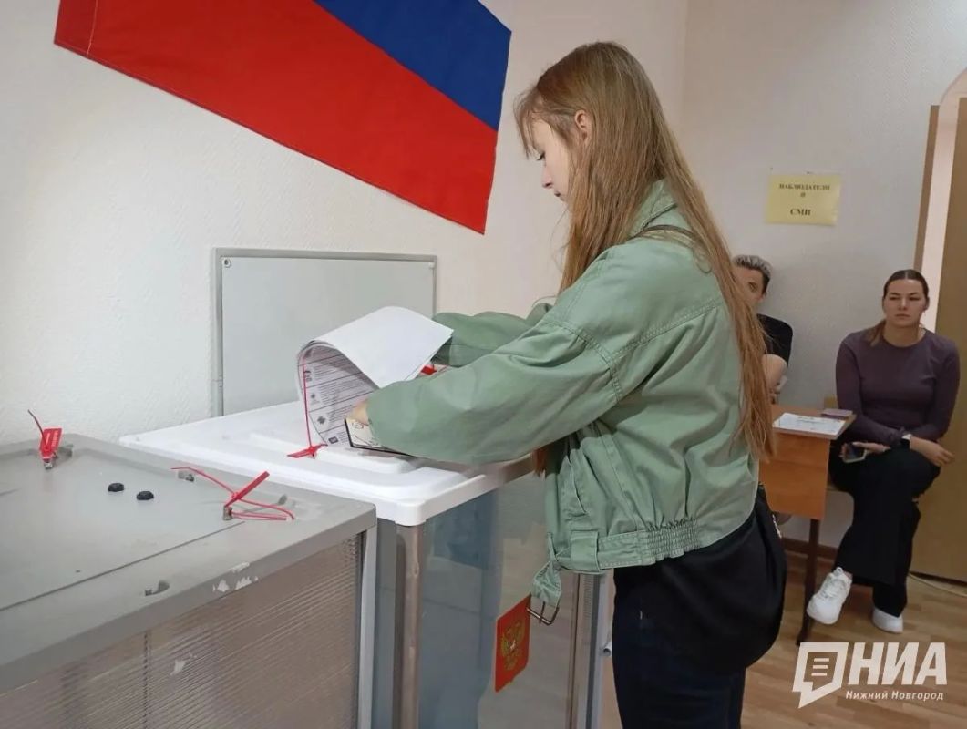 Еще недавно они сидели здесь за партами, а теперь вернулись в школу уже как избиратели Еще недавно они сидели здесь за партами, а теперь вернулись в школу уже как избиратели
