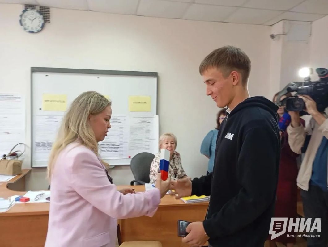 Еще недавно они сидели здесь за партами, а теперь вернулись в школу уже как избиратели Еще недавно они сидели здесь за партами, а теперь вернулись в школу уже как избиратели