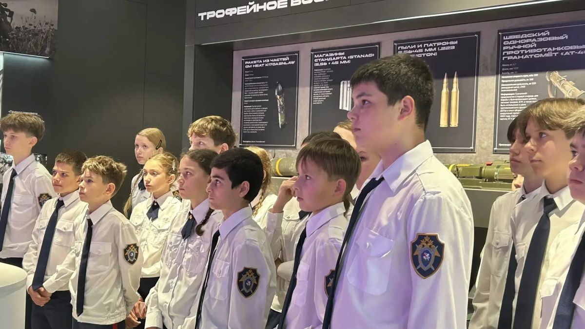 Сотрудники следственного управления организовали для кадет ведомства экскурсию в музей СВО Сотрудники следственного управления организовали для кадет ведомства экскурсию в музей СВО