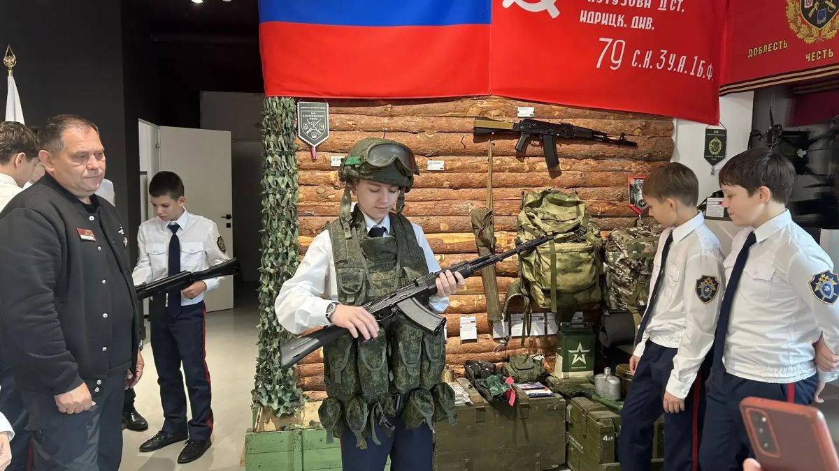 Сотрудники следственного управления организовали для кадет ведомства экскурсию в музей СВО Сотрудники следственного управления организовали для кадет ведомства экскурсию в музей СВО
