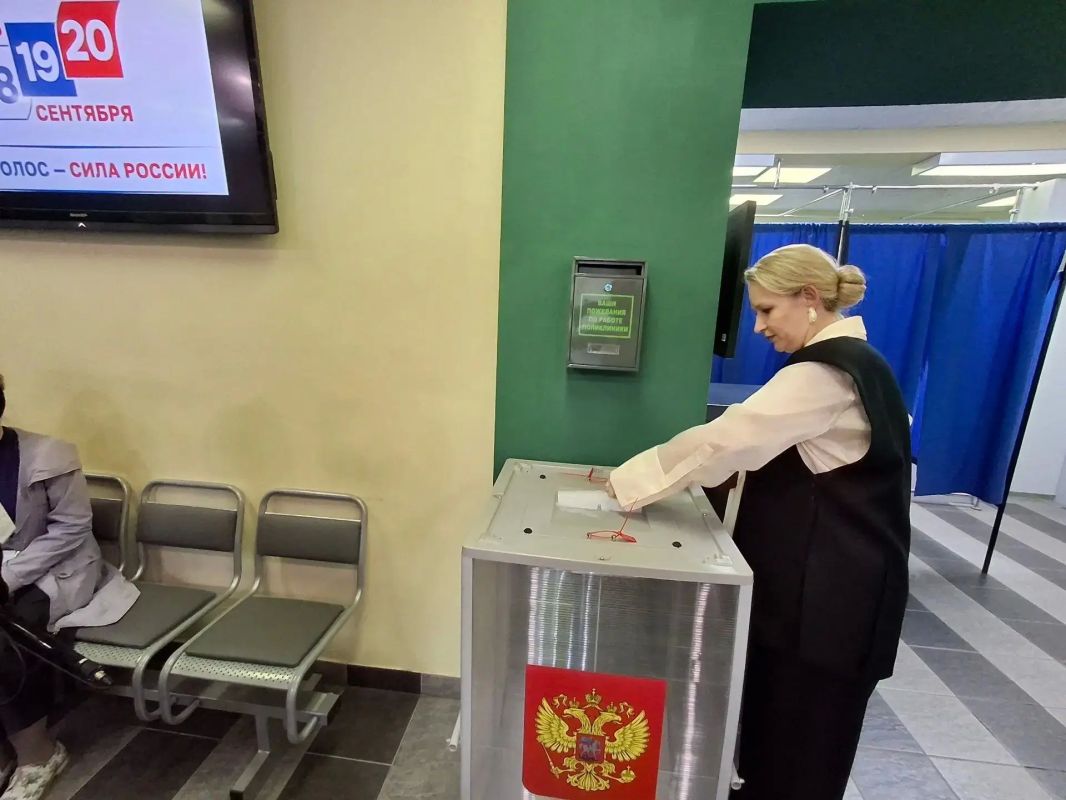 Маргарита Андреева, председатель облизбиркома, проголосовала «мобильно» на избирательном участке №2550 Маргарита Андреева, председатель облизбиркома, проголосовала «мобильно» на избирательном участке №2550