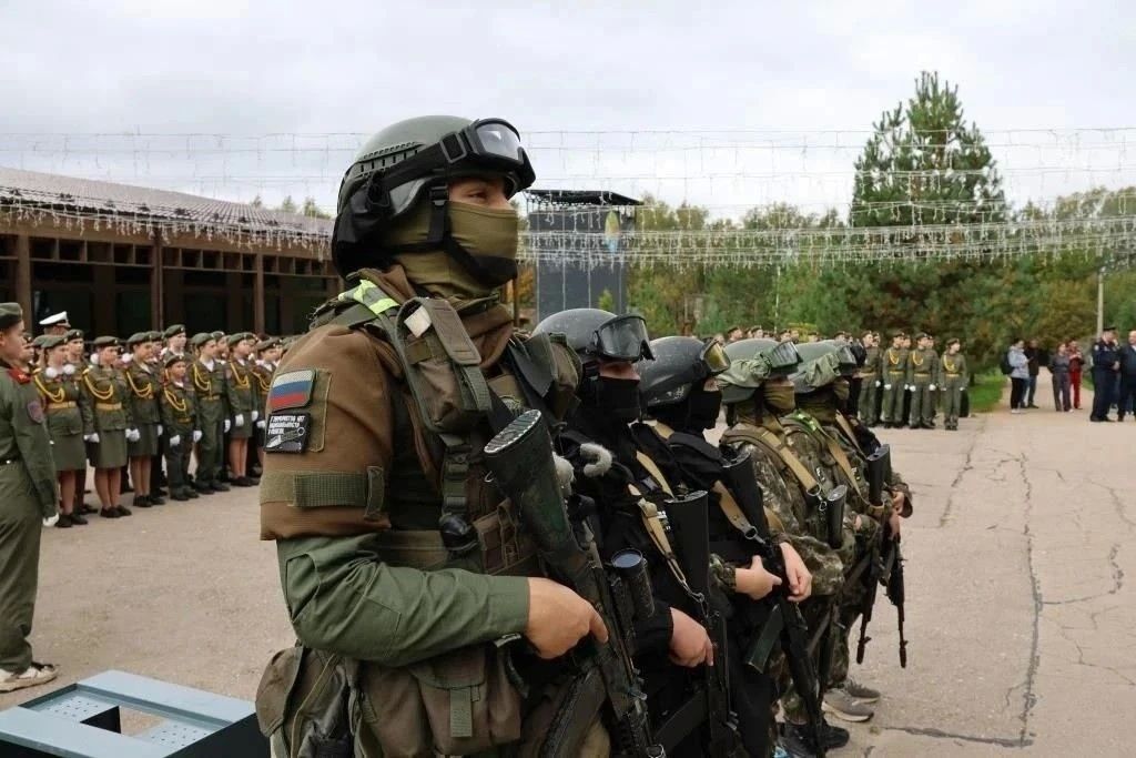 Более 800 учеников школ Нижегородской области стали участниками военно-патриотического фестиваля «215 лет на страже Родины», посвящённого 10-летию Росгвардии и 215-летию войск правопорядка Более 800 учеников школ Нижегородской области стали участниками военно-патриотического фестиваля «215 лет на страже Родины», посвящённого 10-летию Росгвардии и 215-летию войск правопорядка