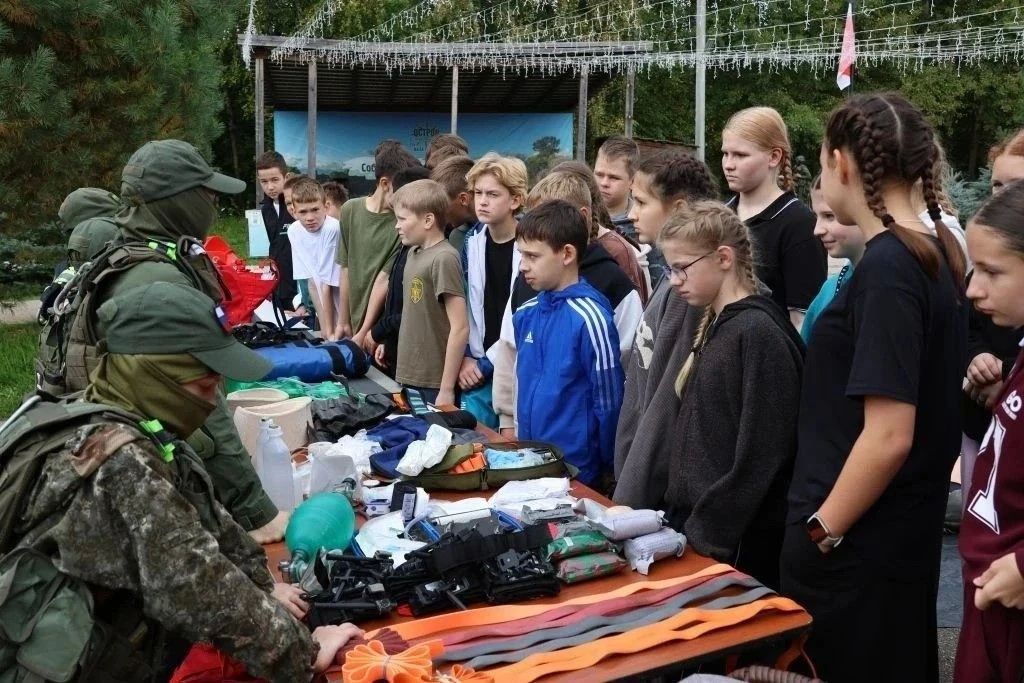 Более 800 учеников школ Нижегородской области стали участниками военно-патриотического фестиваля «215 лет на страже Родины», посвящённого 10-летию Росгвардии и 215-летию войск правопорядка Более 800 учеников школ Нижегородской области стали участниками военно-патриотического фестиваля «215 лет на страже Родины», посвящённого 10-летию Росгвардии и 215-летию войск правопорядка