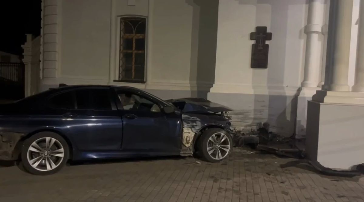 Молодой человек за рулем BMW врезался в церковь на улице Кима в Нижнем Новгороде