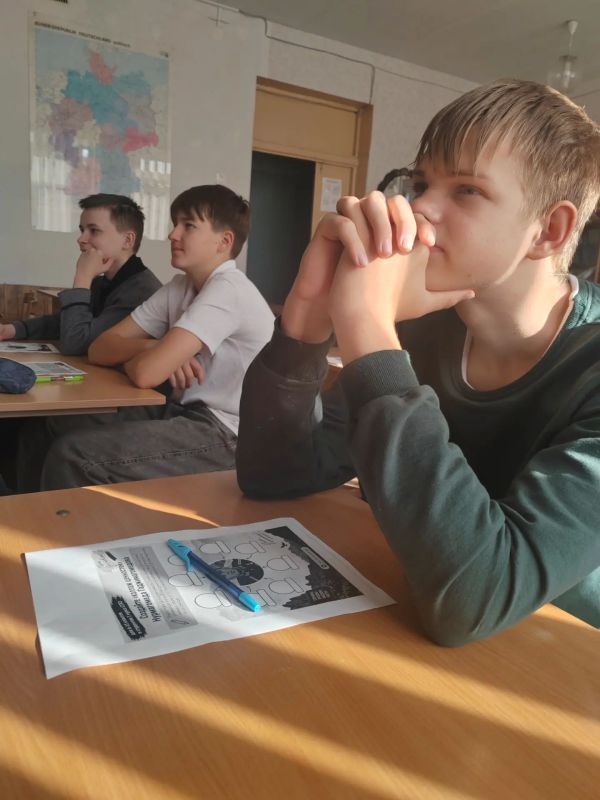 Сегодня в рамках всероссийского цикла занятий «Разговоры о важном» наши ученики обсудили две глубокие и актуальные темы, разделившись по возрастам Сегодня в рамках всероссийского цикла занятий «Разговоры о важном» наши ученики обсудили две глубокие и актуальные темы, разделившись по возрастам