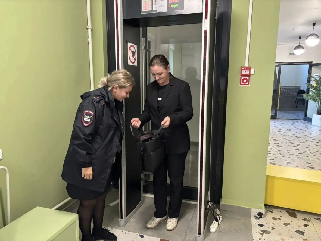 Дополнение к посту выше: ещё несколько фотографий с избирательных участков
