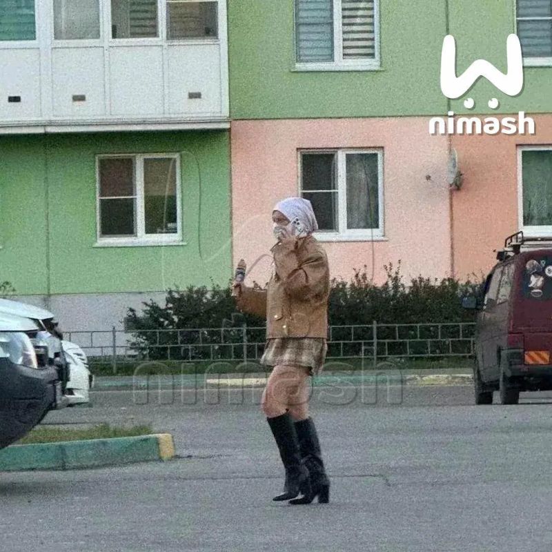 Треш-соседка кошмарит жителей Бурнаковской — разгуливает с ножом, оставляет угрозы в подъездах и поджигает ватные палочки