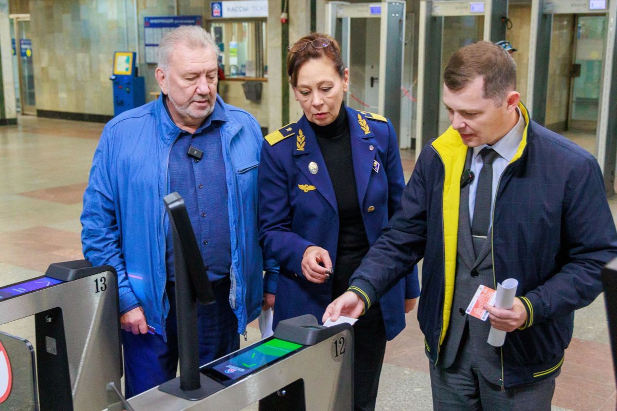 В метро — через новенькие турникеты! В метро — через новенькие турникеты!