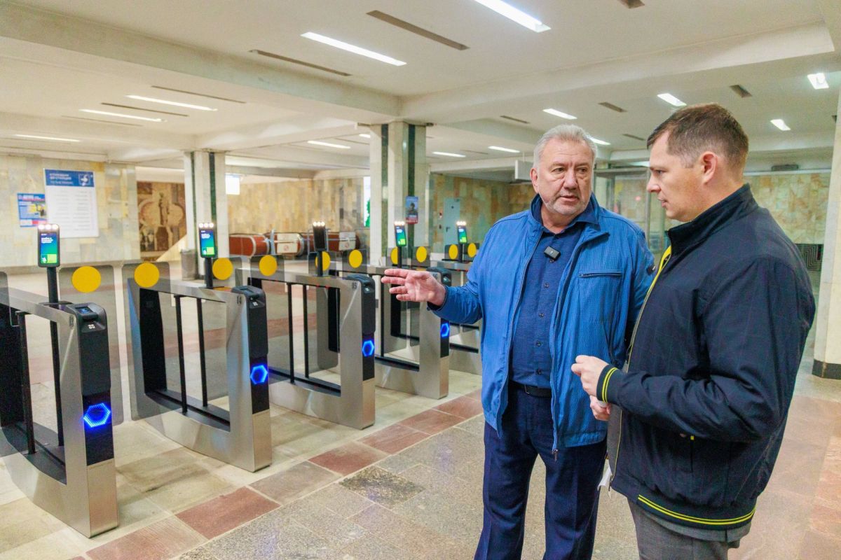 В метро — через новенькие турникеты! В метро — через новенькие турникеты!