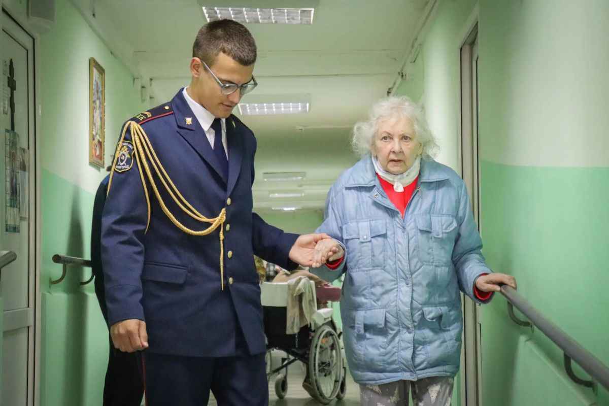 В Международный день пожилых людей сотрудники регионального следственного управления и кадеты ведомства посетили дом-интернат для ветеранов войны и труда В Международный день пожилых людей сотрудники регионального следственного управления и кадеты ведомства посетили дом-интернат для ветеранов войны и труда