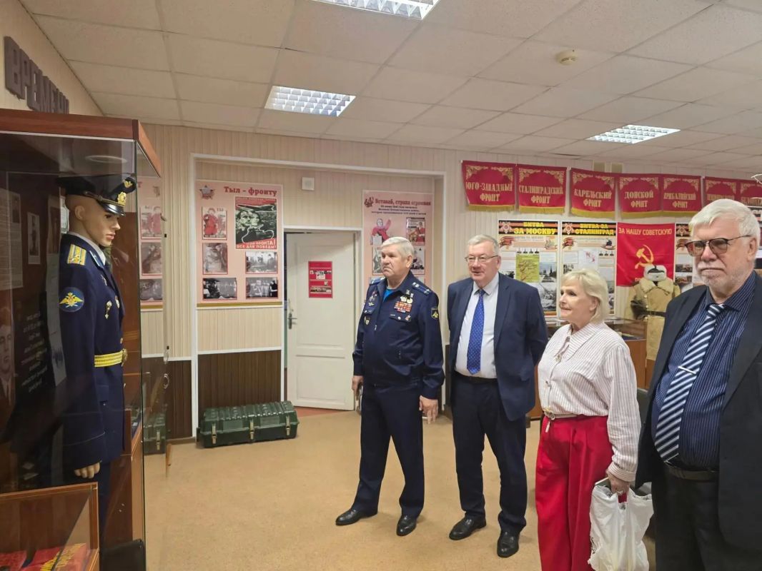 При поддержке Николая Сатаева в школе № 41 открылась экспозиция, посвященная Герою Советского Союза Владимиру Анатольевичу Кучеренко При поддержке Николая Сатаева в школе № 41 открылась экспозиция, посвященная Герою Советского Союза Владимиру Анатольевичу Кучеренко