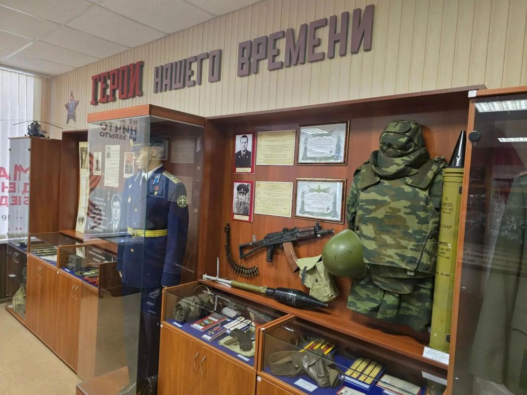 При поддержке Николая Сатаева в школе № 41 открылась экспозиция, посвященная Герою Советского Союза Владимиру Анатольевичу Кучеренко При поддержке Николая Сатаева в школе № 41 открылась экспозиция, посвященная Герою Советского Союза Владимиру Анатольевичу Кучеренко