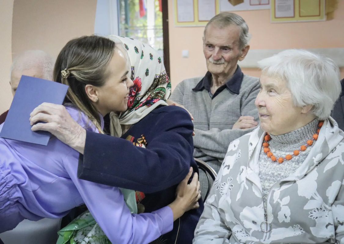 В Международный день пожилых людей сотрудники регионального следственного управления и кадеты ведомства посетили дом-интернат для ветеранов войны и труда В Международный день пожилых людей сотрудники регионального следственного управления и кадеты ведомства посетили дом-интернат для ветеранов войны и труда