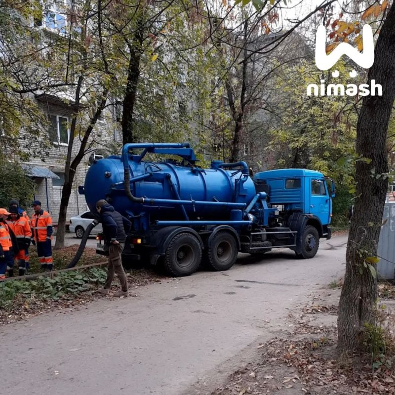 Фекалии из подвалов домов на Кирова и Краснодонцев наконец начали откачивать после поста Ni Mash Фекалии из подвалов домов на Кирова и Краснодонцев наконец начали откачивать после поста Ni Mash