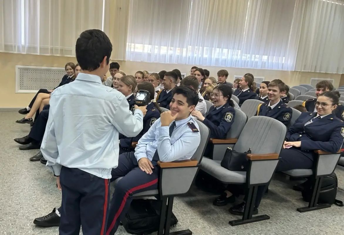Старший следователь-криминалист регионального следственного управления провел занятие с кадетами профильных классов Старший следователь-криминалист регионального следственного управления провел занятие с кадетами профильных классов