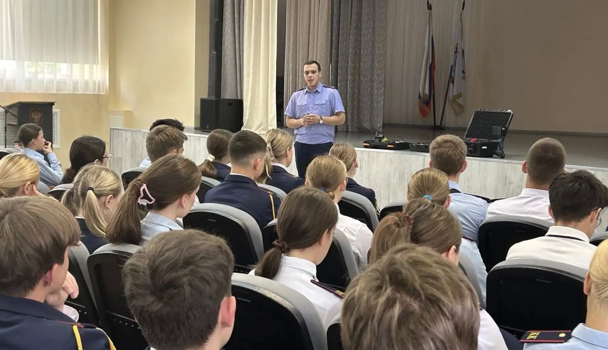 Старший следователь-криминалист регионального следственного управления провел занятие с кадетами профильных классов Старший следователь-криминалист регионального следственного управления провел занятие с кадетами профильных классов