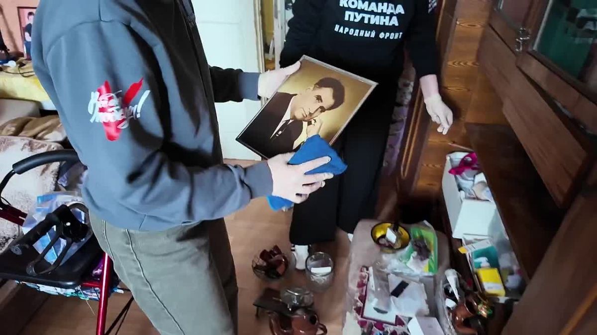 В преддверии Дня учителя Народный фронт помог пожилой нижегородке навести порядок дома