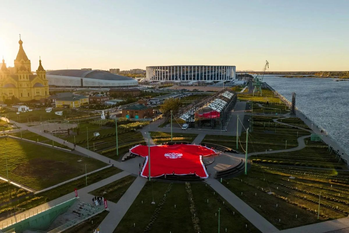 50-метровую футболку сборной России развернули на Стрелке в Нижнем Новгороде