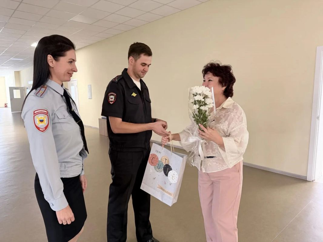 В Сарове полицейские поздравили своего школьного педагога с Днем учителя