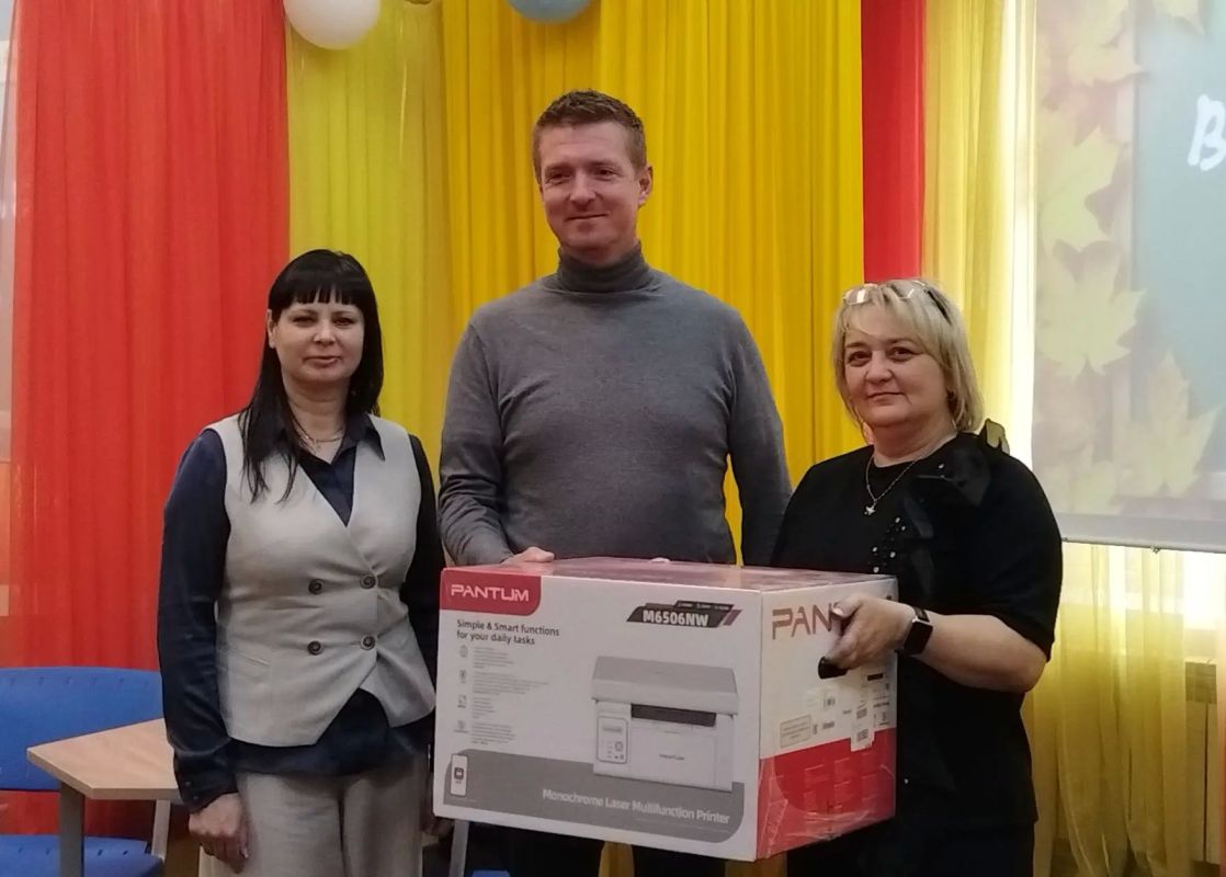 Александр Петров передал МФУ четырем автозаводским школам