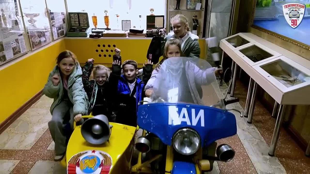 "ЗАСВЕТИСЬ"!. Открывает месячник по профилактике дорожно-транспортного травматизма «Засветись» экскурсия для МБОУ Школа № 110 по Управлению ГИБДД Нижегородской области Юных гостей познакомили с работой Госавтоинспекции:...
