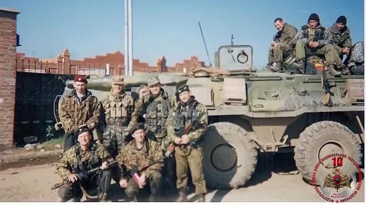 В рамках всероссийского ведомственного спецпроекта #ЯрасскажуВамОГерое кадет Нижегородской кадетской школы имени Героя России И. В. Гурова Лев Орлов рассказал о подвиге выпускника Новосибирского высшего военного командного...