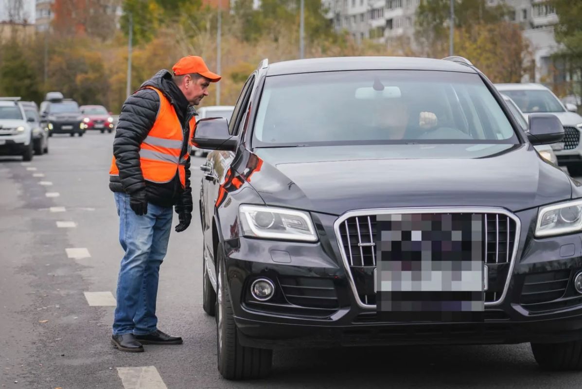 Продолжаем помогать!. На дежурство на городские АЗС вышли более тысячи муниципальных служащих и сотрудников подведомственных администрации города организаций. Их можно узнать по спецманишкам Продолжаем помогать!. На дежурство на городские АЗС вышли более тысячи муниципальных служащих и сотрудников подведомственных администрации города организаций. Их можно узнать по спецманишкам