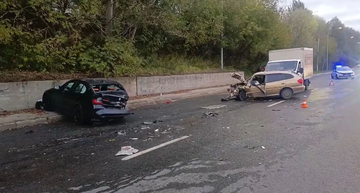 Три автомобиля столкнулись на улице Академика Сахарова в Нижнем Новгороде