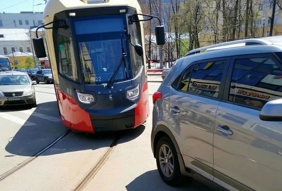 Нижнем Новгороде трамвай №27 простоял почти 2,5 часа из-за машины, оставленной прямо на путях на улице Красносельской