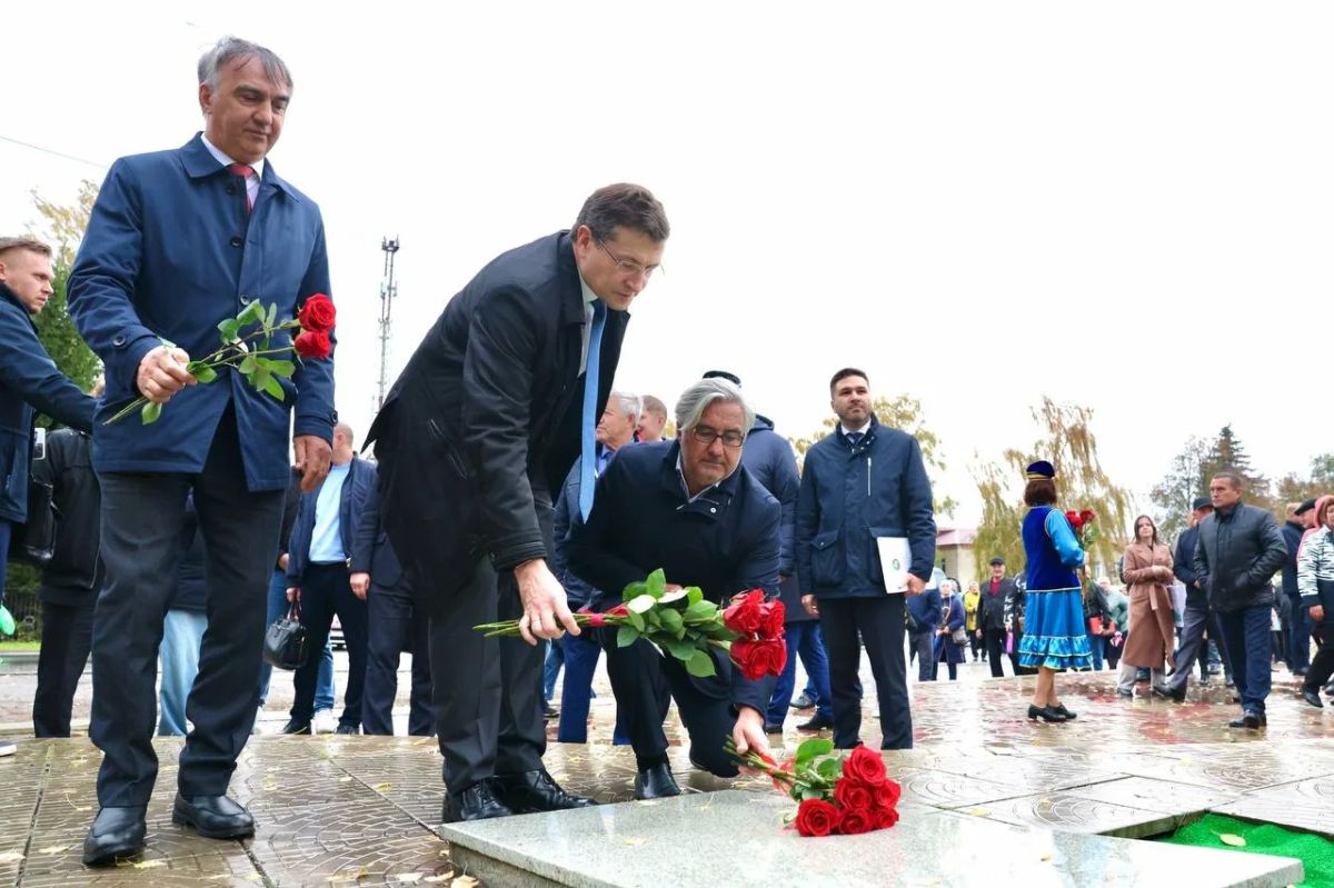 Глеб Никитин открыл памятник Кави Наджми в Уразовке Глеб Никитин открыл памятник Кави Наджми в Уразовке