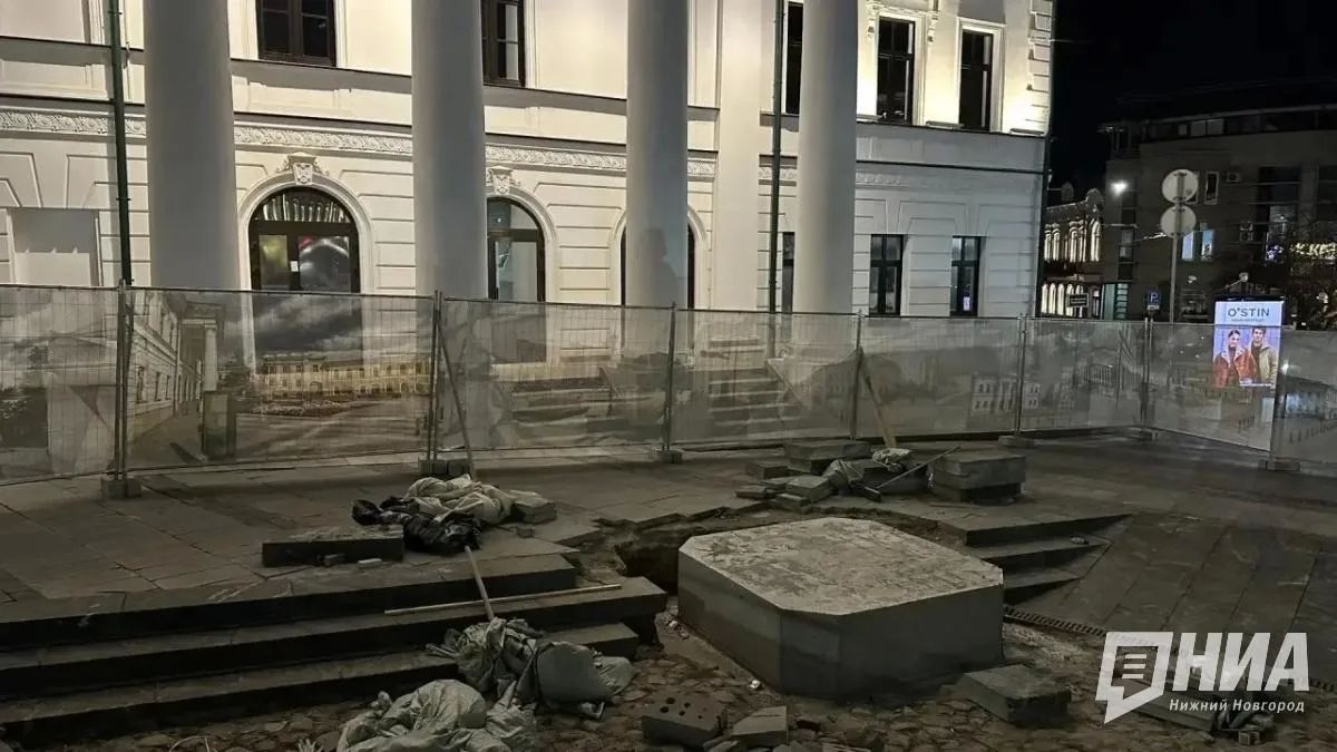 На Большой Покровской начали устанавливать памятник Дмитрию Замятнину На Большой Покровской начали устанавливать памятник Дмитрию Замятнину
