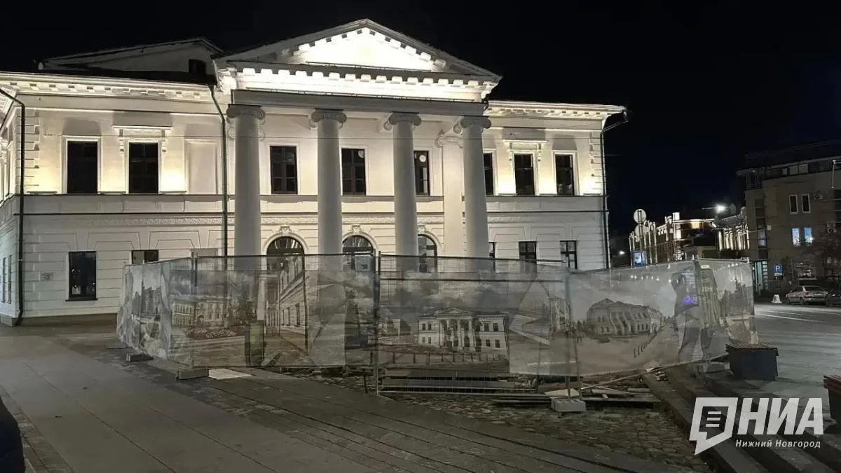 На Большой Покровской начали устанавливать памятник Дмитрию Замятнину