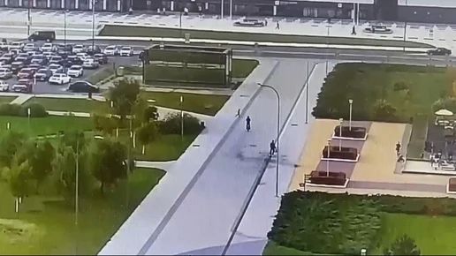Подросток на моноколесе сбил ребенка на Стрелке