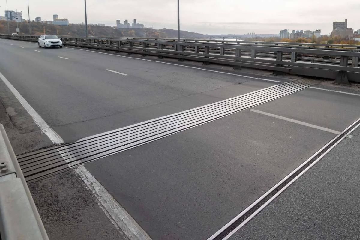 На нижегородском метромосту ограничат движение из-за ремонта шва