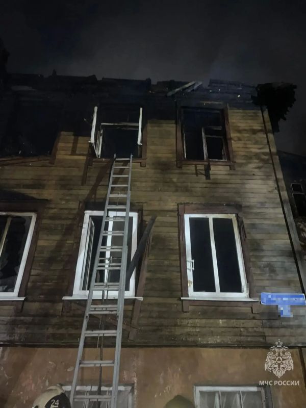 Поджог в Нижнем Новгороде. На улице Тираспольской огонь повредил два многоквартирных дома, один из которых был расселен Поджог в Нижнем Новгороде. На улице Тираспольской огонь повредил два многоквартирных дома, один из которых был расселен