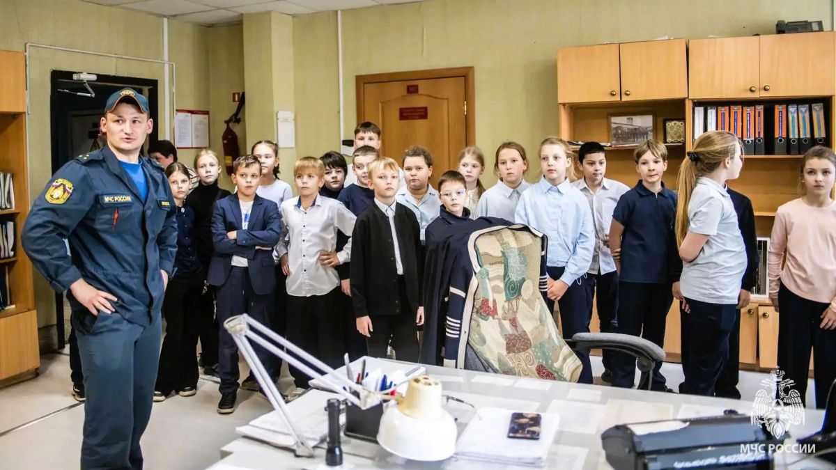 Школьники примерили на себя роль пожарных Школьники примерили на себя роль пожарных