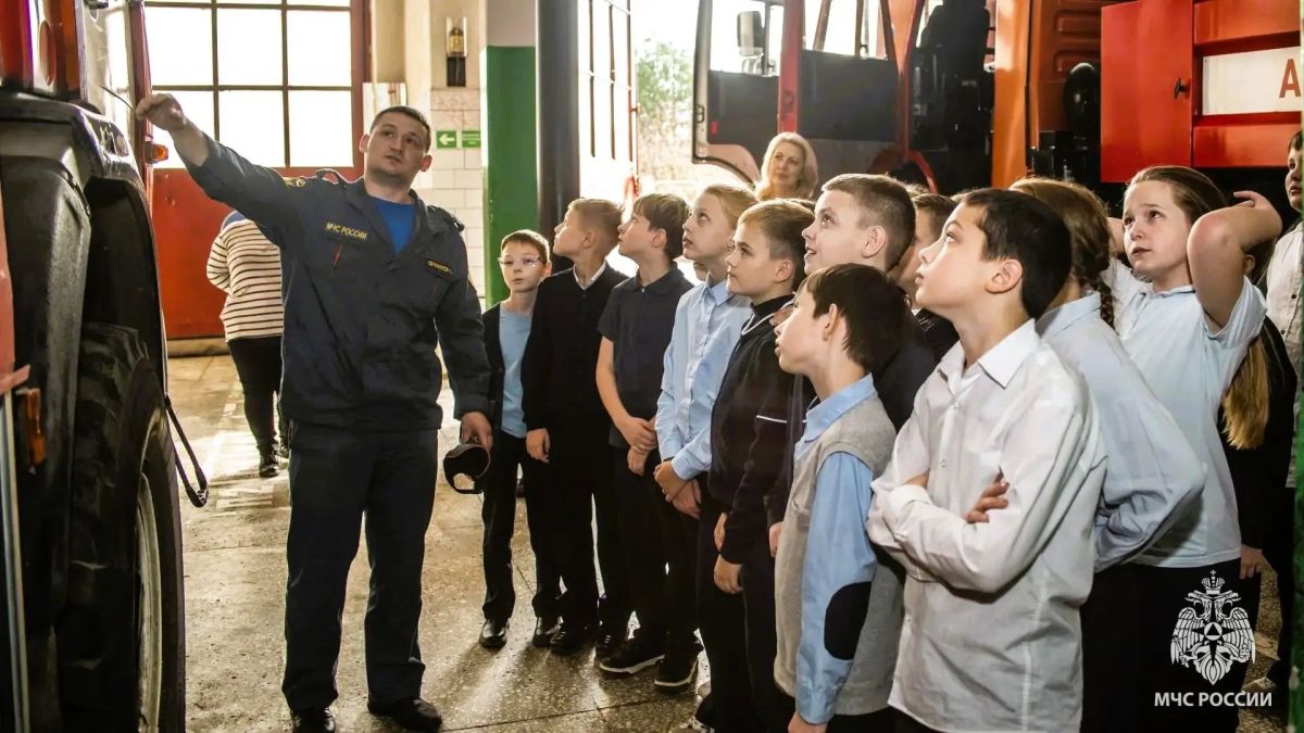 Школьники примерили на себя роль пожарных Школьники примерили на себя роль пожарных