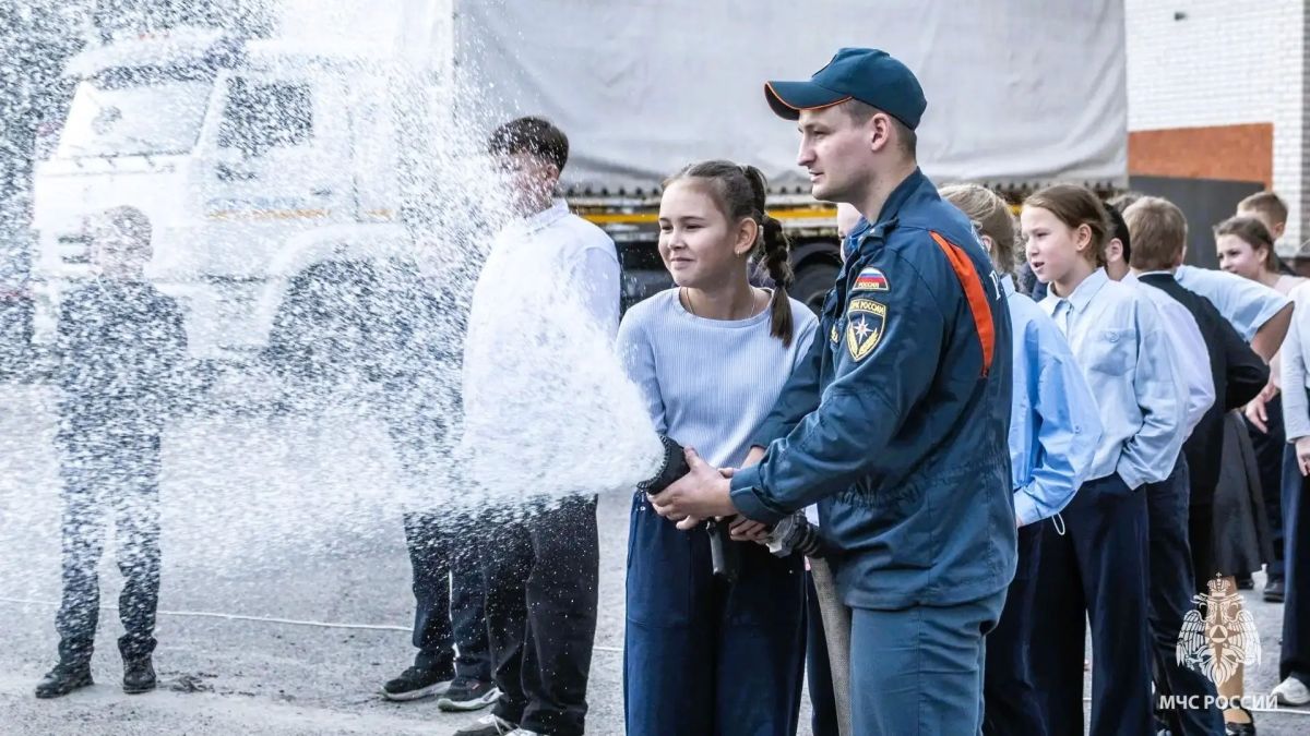 Школьники примерили на себя роль пожарных Школьники примерили на себя роль пожарных