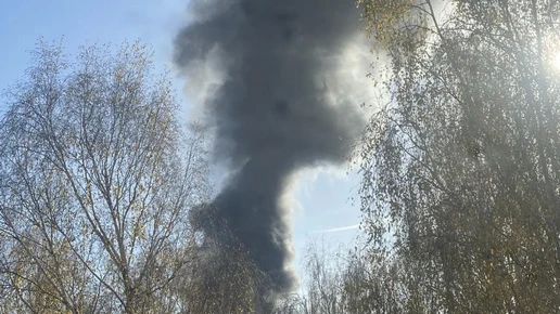 Магазин стройматериалов горит рядом с рынком «Народный»