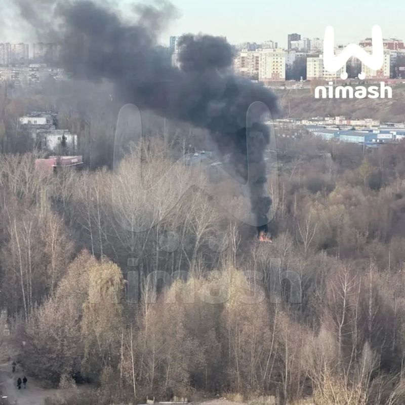 Столб черного дыма поднялся над Нижним