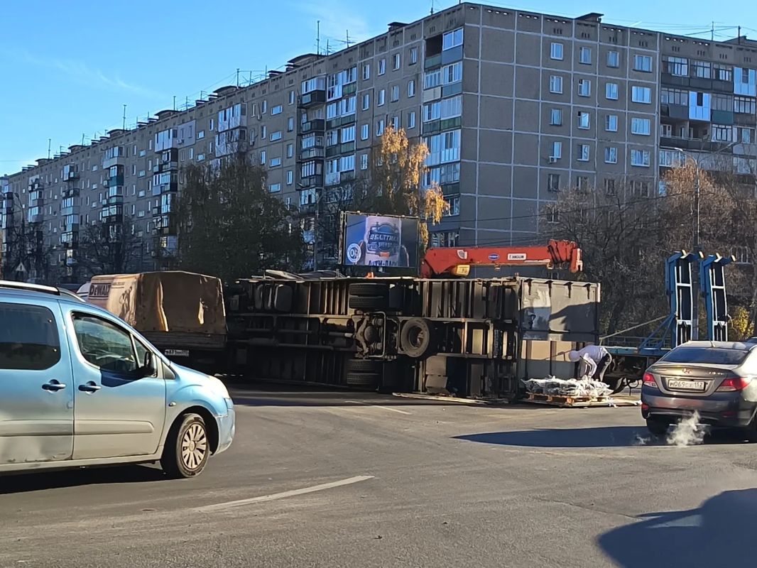 Фура перевернулась посреди дороги в Нижнем Новгороде Фура перевернулась посреди дороги в Нижнем Новгороде